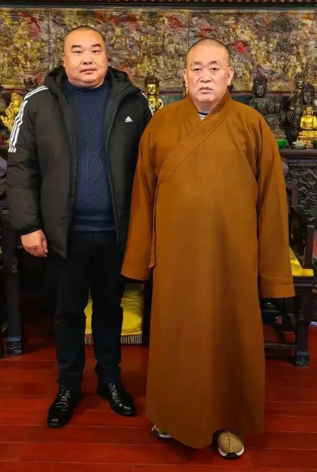 释永信的弟弟刘应彪在释永信没有出事前，让哥哥写了大量的字画放在他那里卖，这些字画