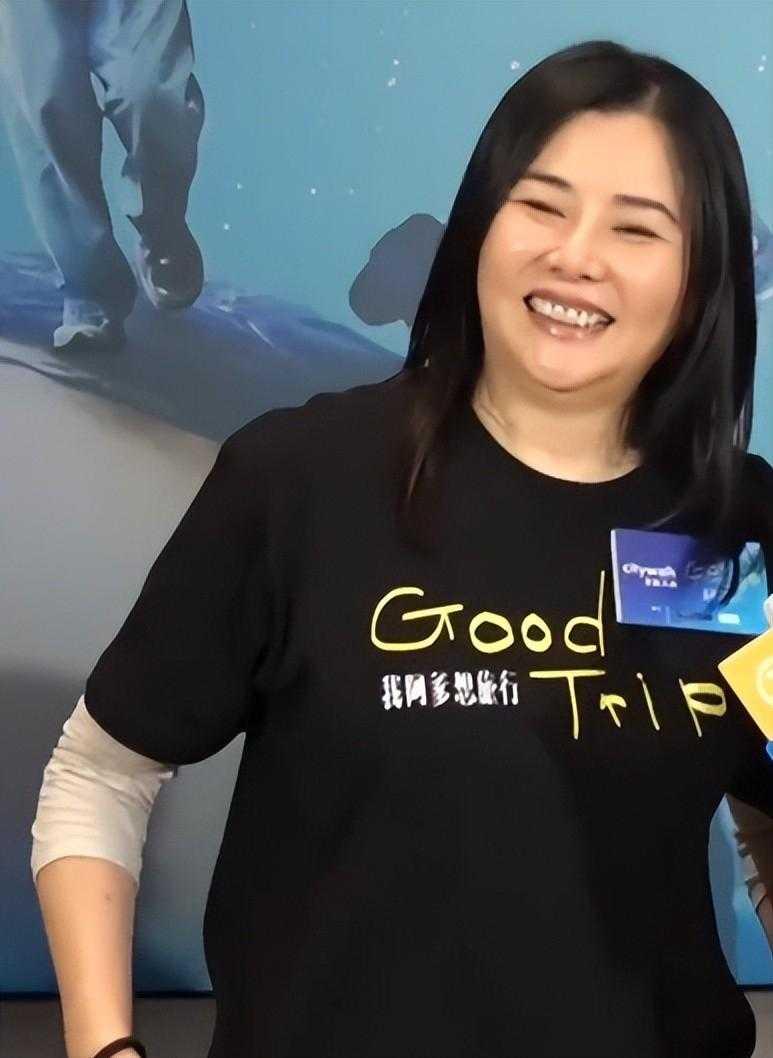 胖毁所有！蒙嘉慧现身活动，节食仍发胖与往日反差大久未露面的蒙嘉慧现身新片宣传活
