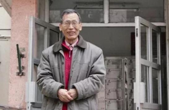 中国最孤独的大使：一个人带着一条狗坚守三年，改善生活靠挖野菜他一个人去了一个连菜