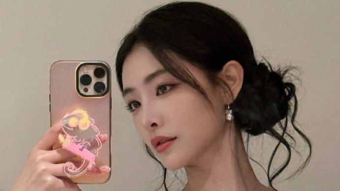 ✨许佳琪今日自拍高光时刻！精致妆容引爆时尚圈