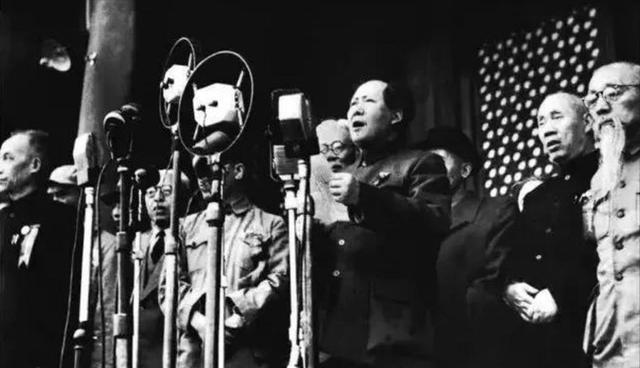 1949年9月30日，毛泽东以575票当选主席，距离“满票”缺了一票。周恩来找到