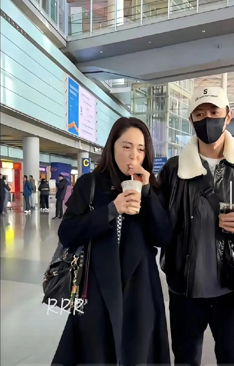 我直接磕疯啦！董璇和张维伊在机场手拉手，这画面甜度超标！两人拿着奶茶，眼里全是彼
