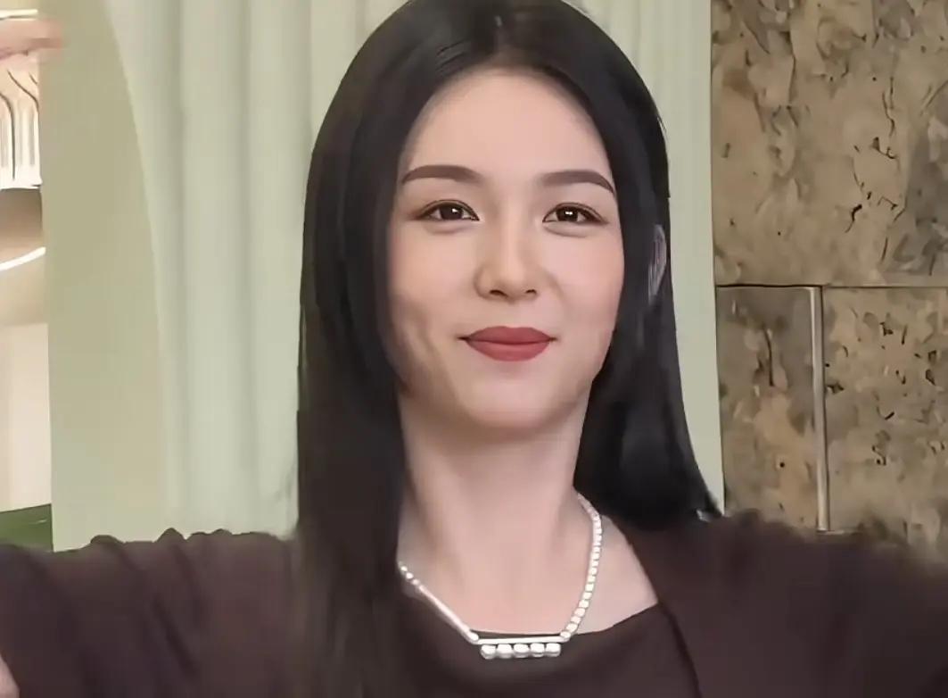 原来明星也有下巴后缩的问题啊，周也这种下巴后缩还有办法改善吗？感觉下巴后缩已经影