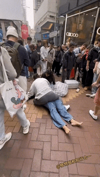 1月1号香港铜锣湾一个箱包店，一名外籍白人女子偷店里的东西被店主发现了，店主上来