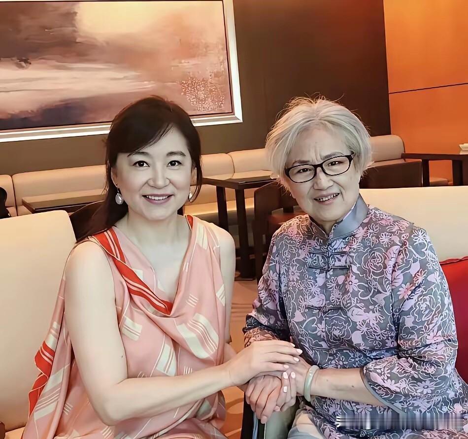 林青霞不愧是几十年难得遇见的美人，早年间她跟越剧表演艺术家王文娟的合影里，气质完
