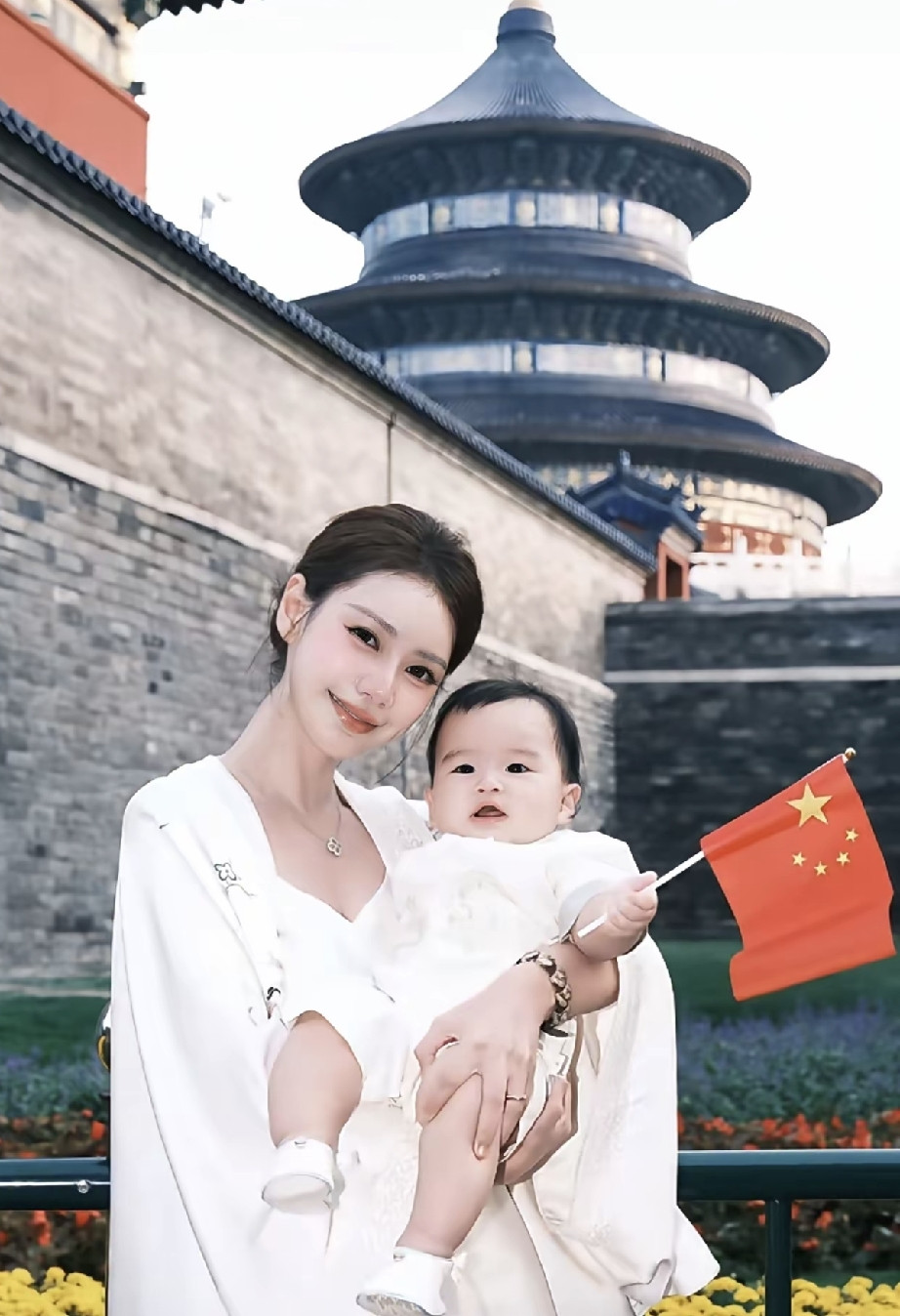 马筱梅的发型典雅大方，平添几分熟女韵味儿和阔太范儿。抱着汪宝儿的马筱梅母爱满满，白胖、壮实的汪宝儿让