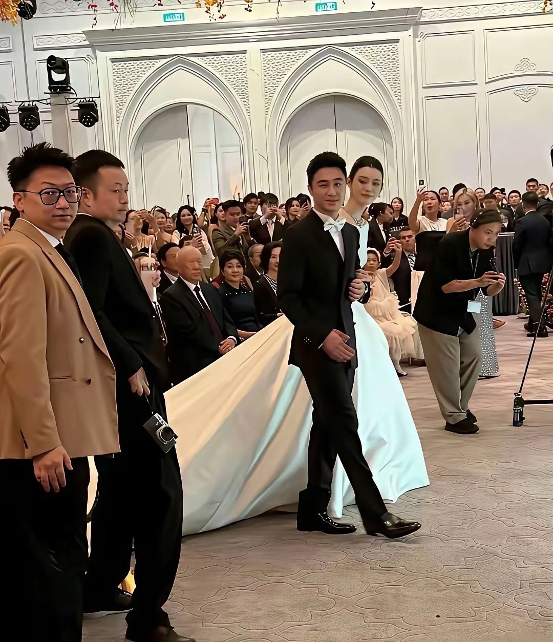 奚梦瑶和何猷君婚礼上，7岁的儿子正脸照首次曝光，小家伙落落大方，像个小大人。​​​