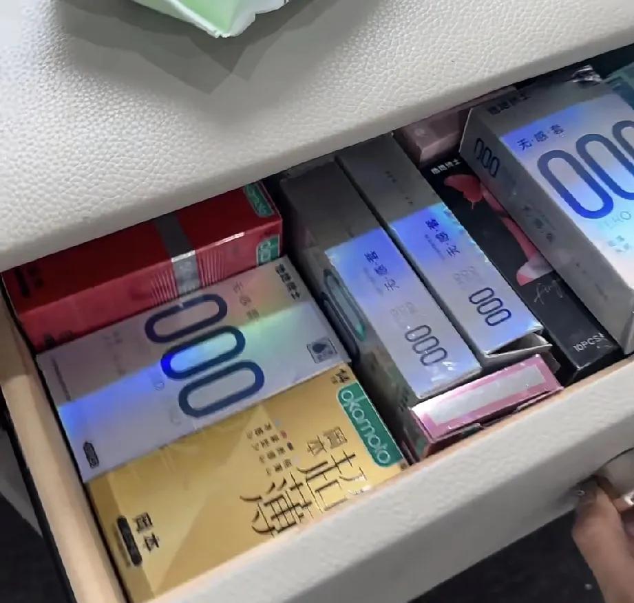 00后新婚夫妻的床头柜，都是老公在网上屯。新婚期间觉得每一天都是幸福甜蜜，有