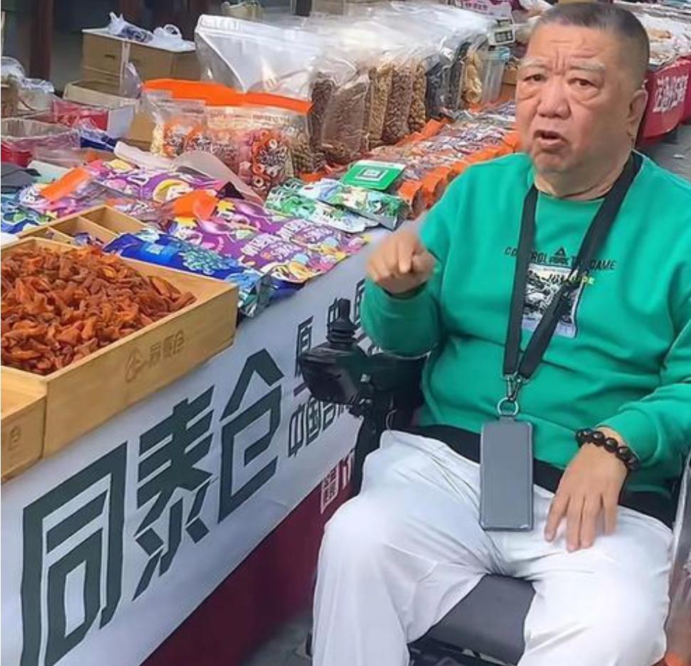 曾两斤酒起步的相声大师，如今已得过3次脑梗，隐居北京坐上轮椅娱乐