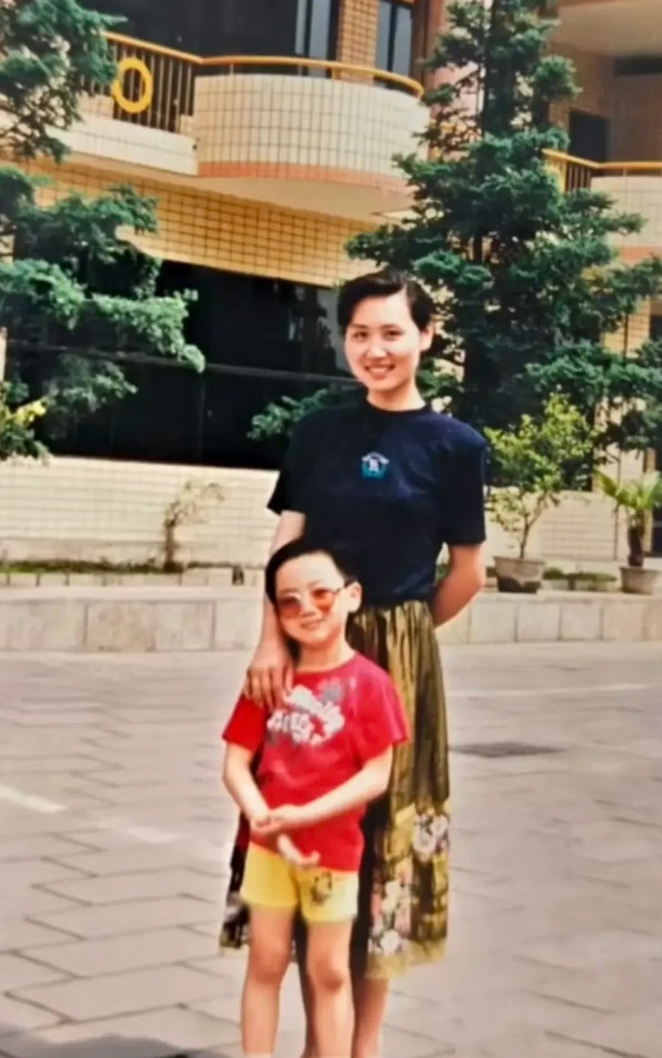 同样两个人，相隔30多年合照。不怪他们一脸幸福，换谁谁不是。[玫瑰][玫瑰]