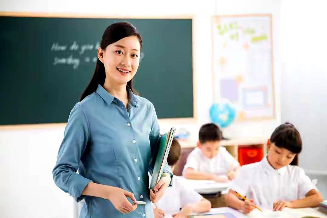 你家娃正拼死拼活卷中考，推门进来的新数学老师，上个月还在隔壁小学教“小孩哥”背乘