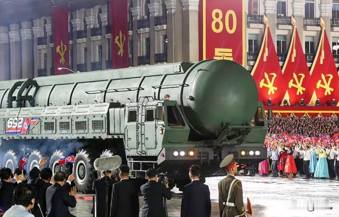 韩国一定在瑟瑟发抖！朝鲜冒雨举行劳动党建党80周年纪念阅兵式后，俄罗斯多家媒体和
