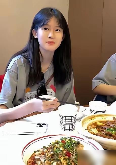 陆毅的女儿贝儿是真越长越大气，脸蛋干净清爽，眉眼间完全是陆毅的翻版。前阵子看