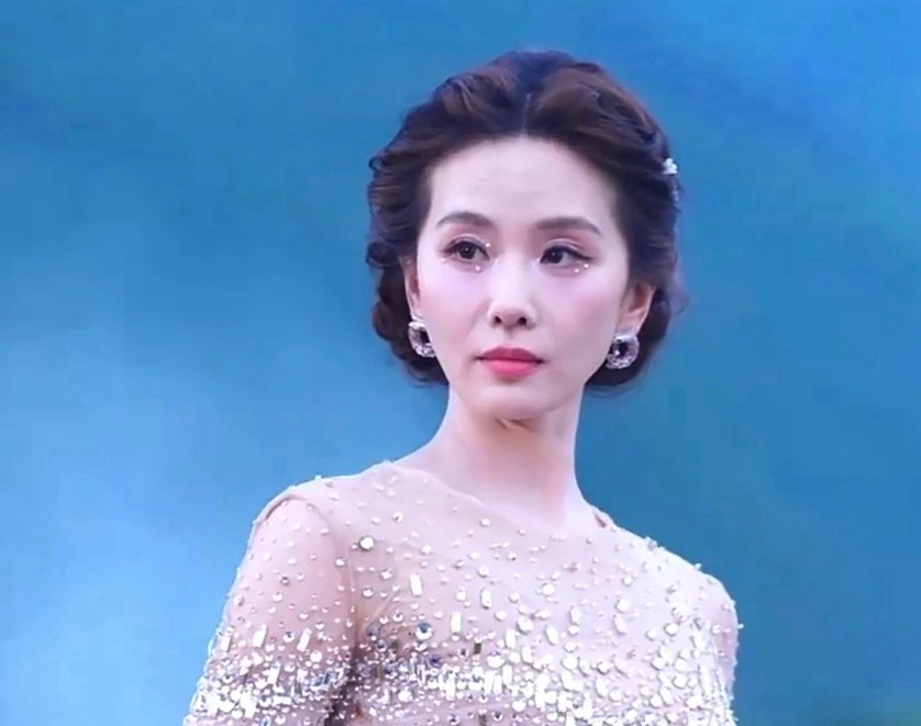 有一位姐姐疲惫出圈啦vogue红毯疲惫