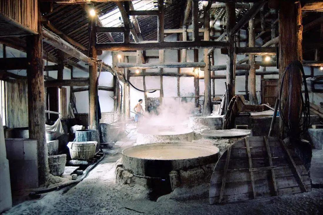 在现代盐业化工生产线出现前，古人如何获取并提炼食用盐？在现代盐业化工生产线实现