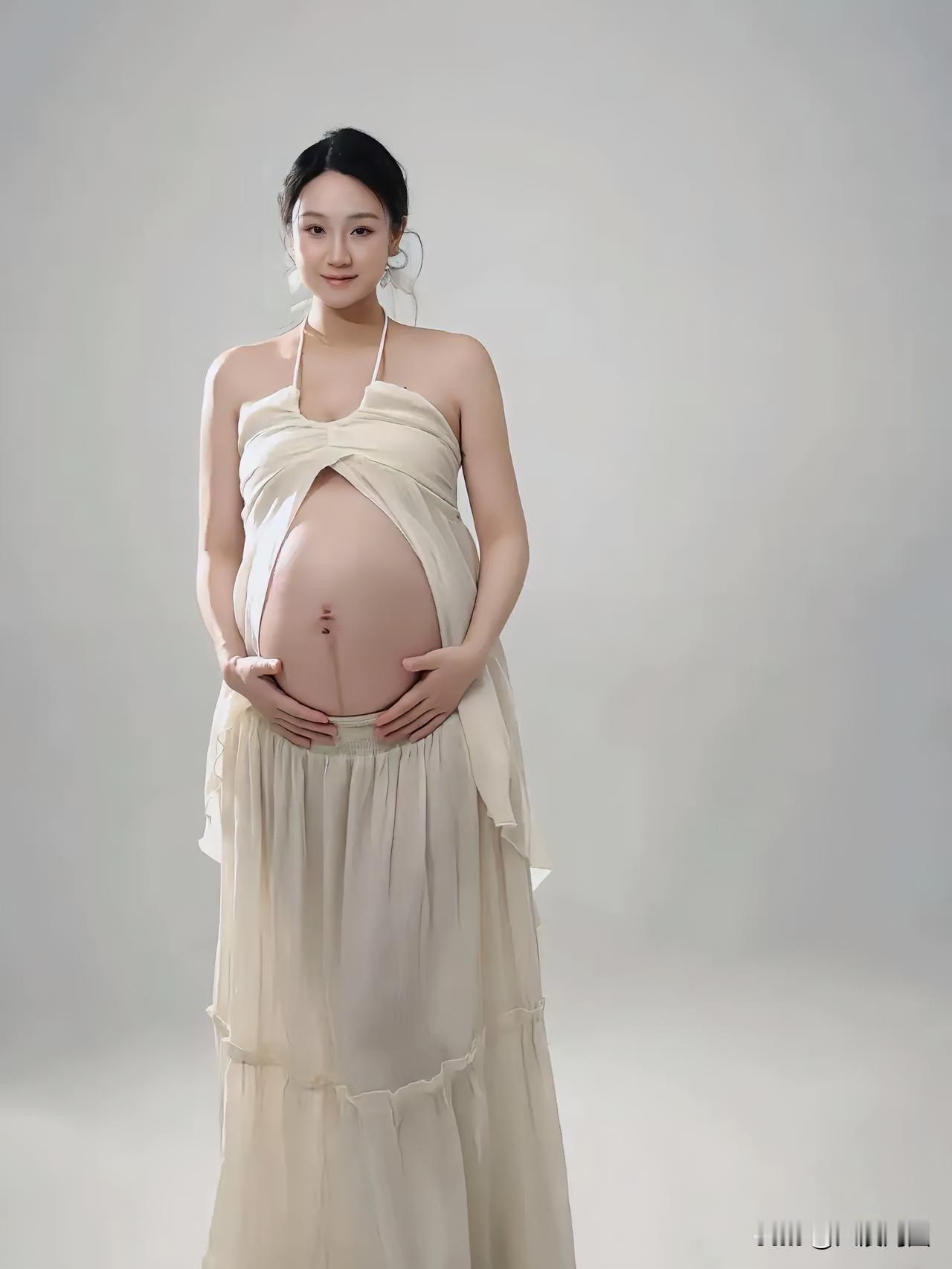 这位准妈妈身着时尚服饰，尽显优雅气质。气质孕妈照温柔风孕妈照气质孕期穿搭温