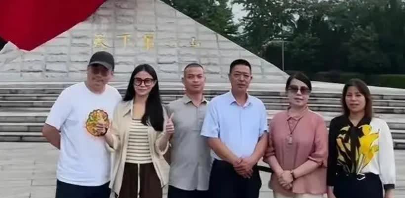 三石现身现场引争议众人吐槽焦点不在身高在人品最近有人拍到三石出现在活动现场