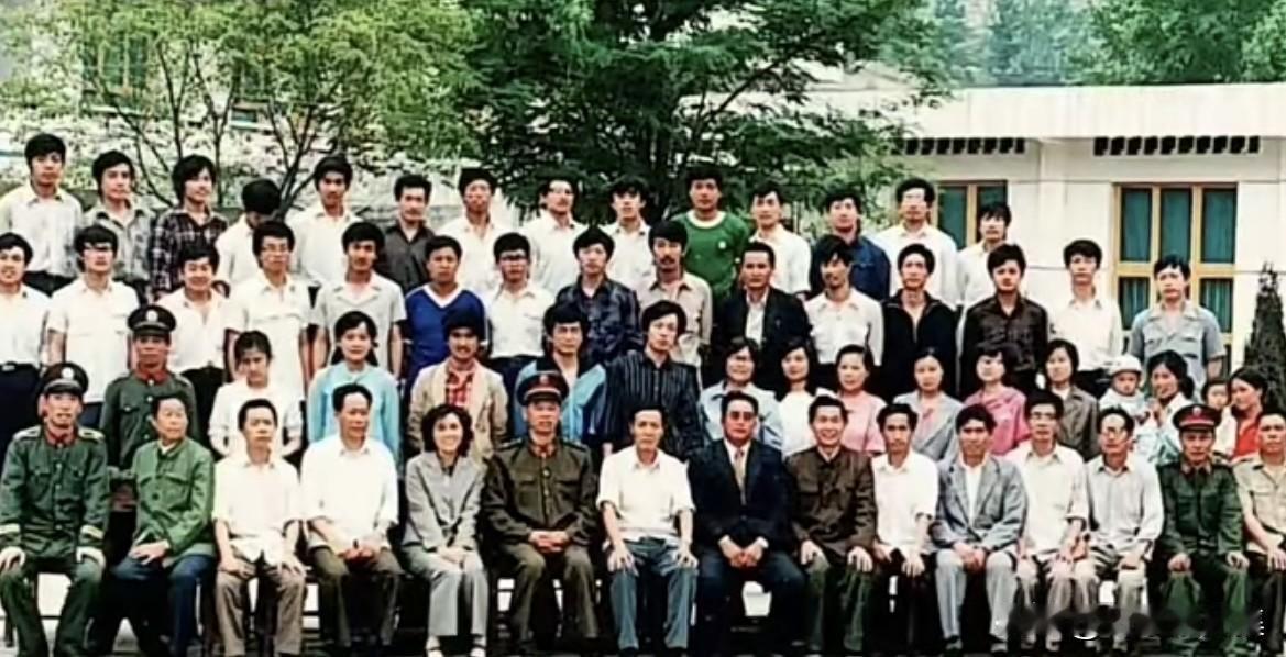 1987年，廖锡龙将军回到家乡一一思南，​来到思南师范（现铜仁幼儿师专），​看望