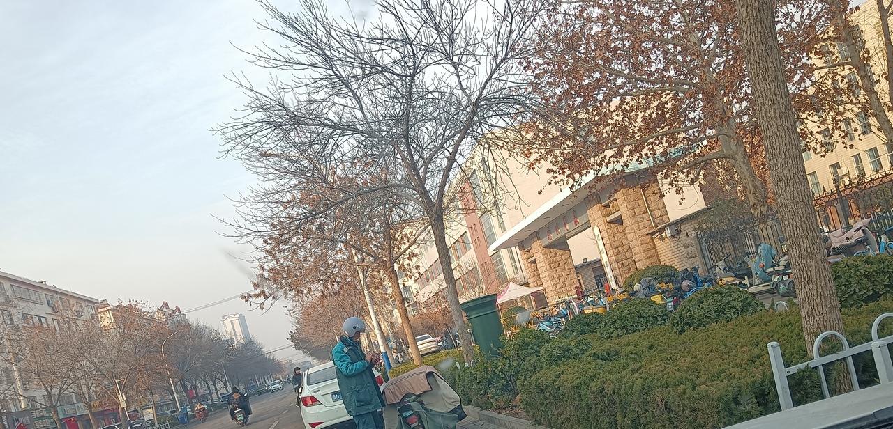 原以为城市已经没有邮筒，没曾想到不仅有，而且还有人来取信，还有人服务。你在邮筒邮