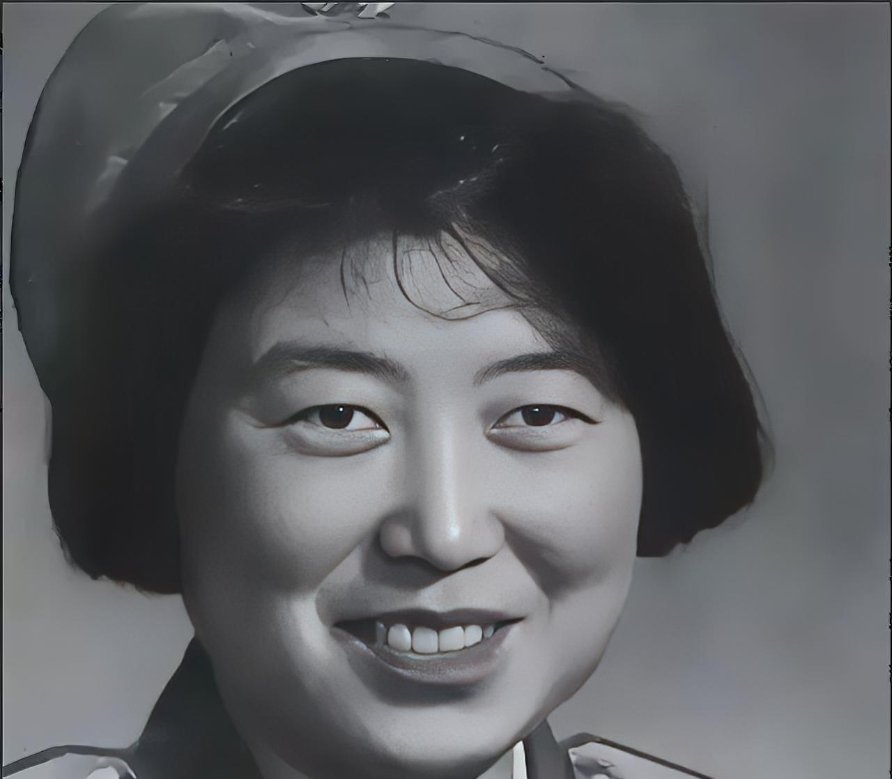 1964年，28岁的张连芳接到调令。临上飞机前，她笑着拍完照，却听见身后有人小声