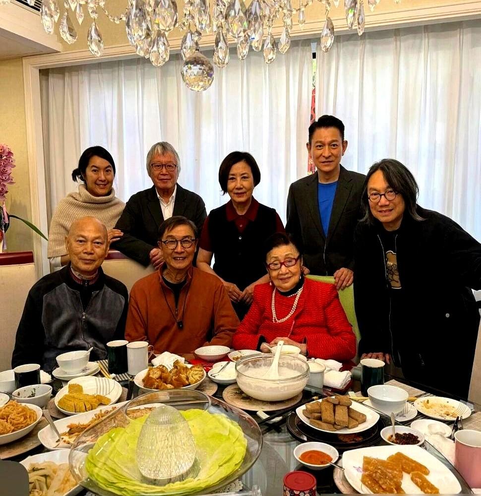 一张照片，就让内娱那些抢C位的流量明星脸红。大年初六，汪明荃去97岁粤剧泰斗