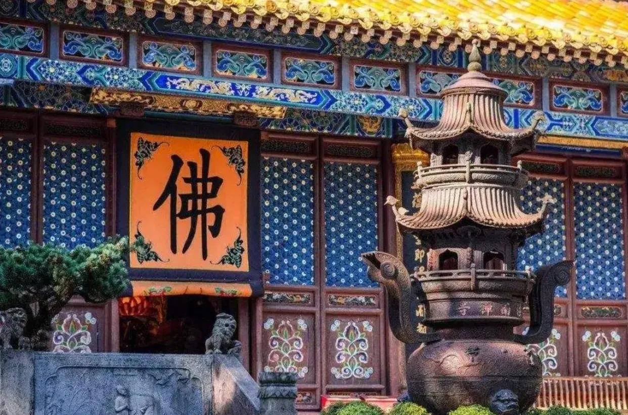 寺庙原来是不一样的，今天有幸听高僧师傅讲解：寺，最早是个政府机构。负责处理国家