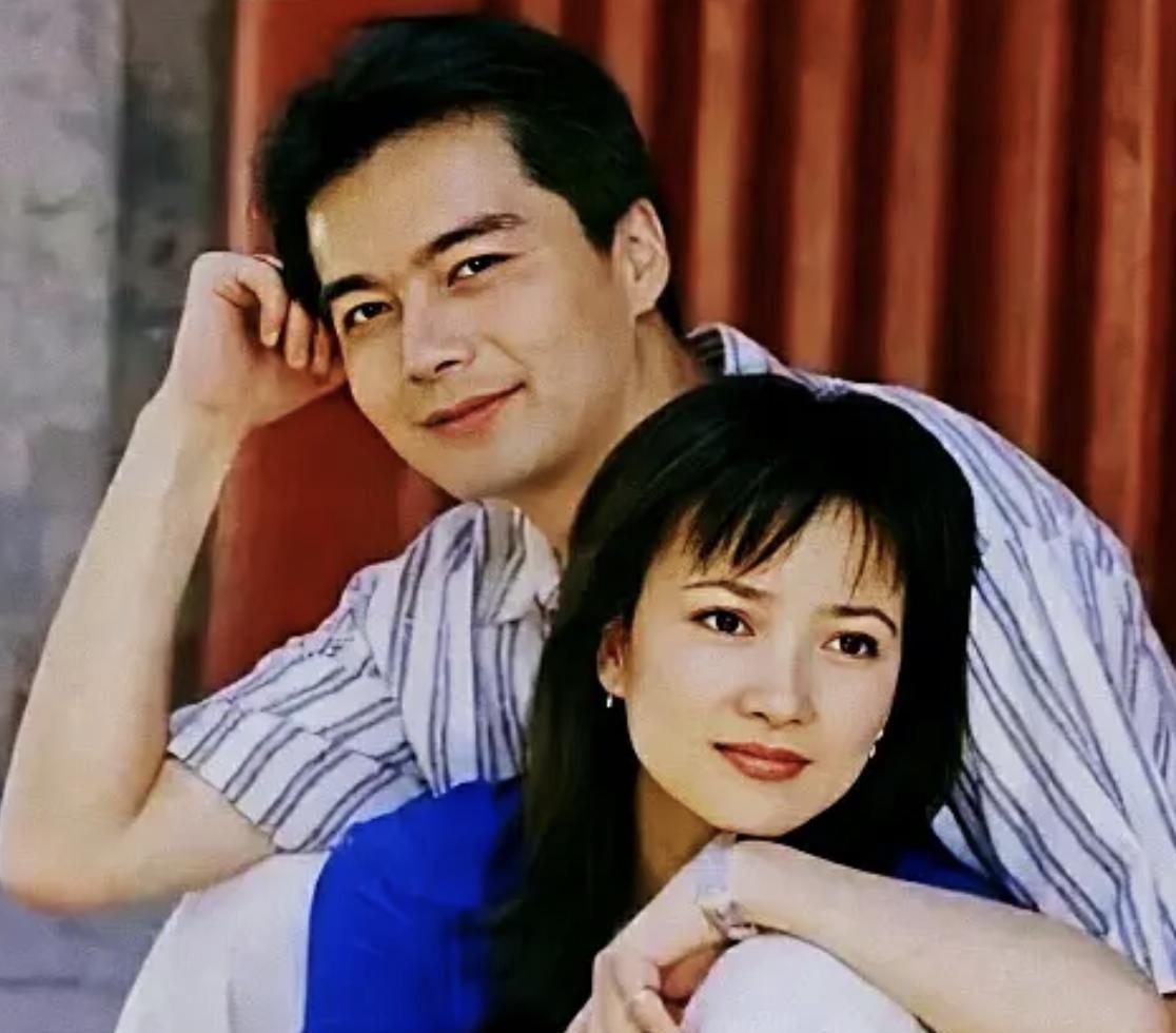 许亚军说离婚后一切的矛盾瞬间消失了。他说既然做不了夫妻，那就做朋友吧！许亚军