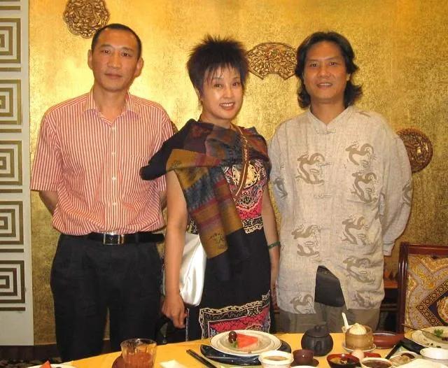 这张三人合照，我一眼就认出了发型犀利、柳眉丰颊的刘晓庆，那位目光沉和、穿着红白相