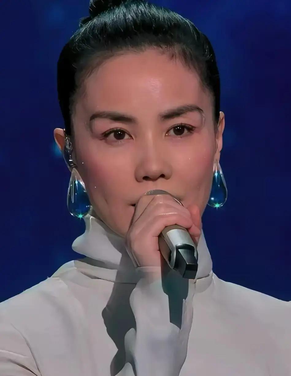 春晚王菲的妆容，其实没毛病，真的是角度问题。换个角度看，高清之下，粉底服帖眼影