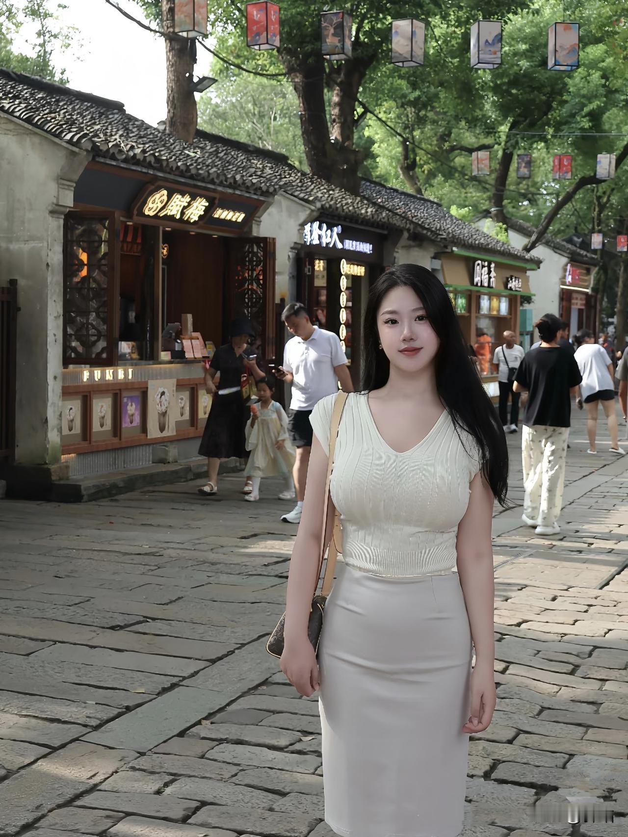 美图欣赏，看图写诗《古镇素裙行》巷古屋檐旧，溪明曳影长。茶烟萦市软，