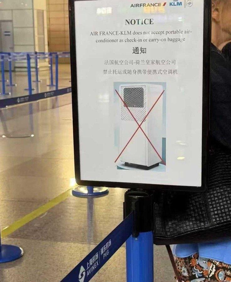 上海浦东机场法国航空（AIRFRANCE）和荷兰皇家航空（KLM）立起告示，红叉