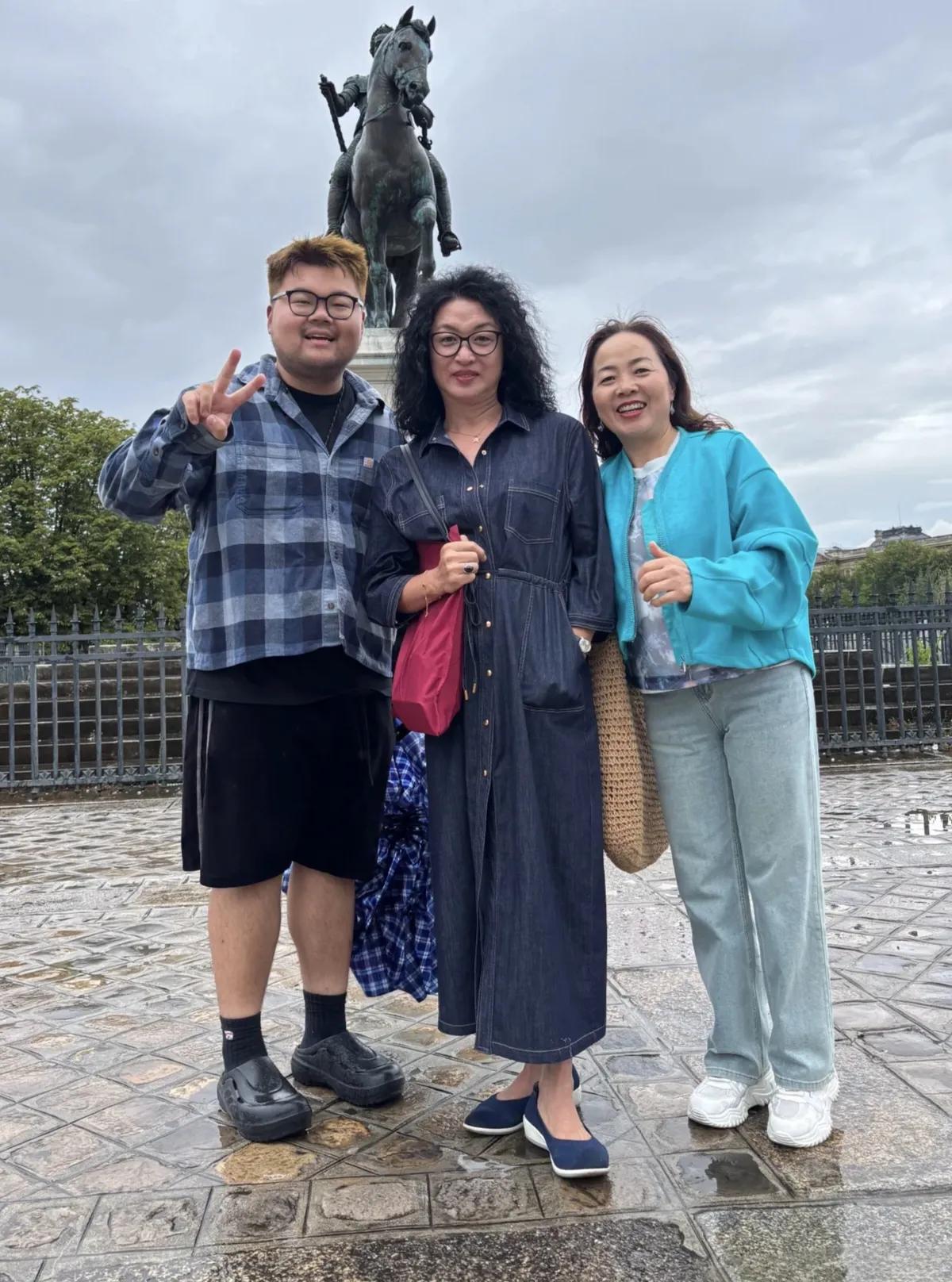 57岁金星在法国巴黎逛街，她做了一头羊毛卷发，整身打扮看起来摩登又时尚，在巴黎定