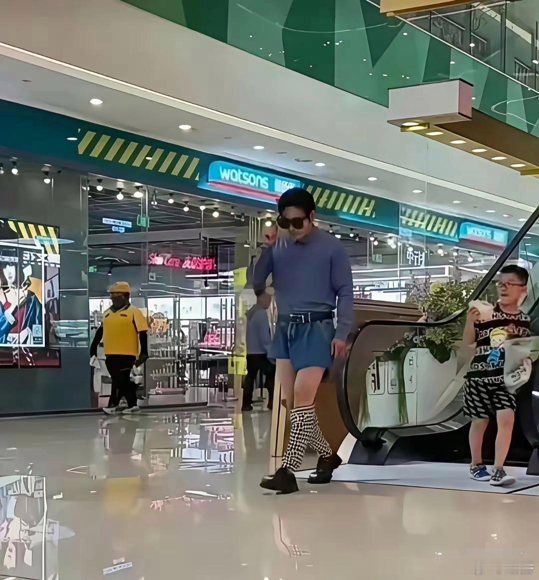 这样的穿搭，不得不说，惊呆了。自己觉得很有个性别人眼里是变态…