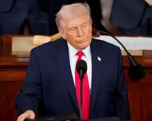 看到美国人说了个笑话，说小布什得知特郎普进攻伊朗，小布什在家中沙发上手足舞蹈，