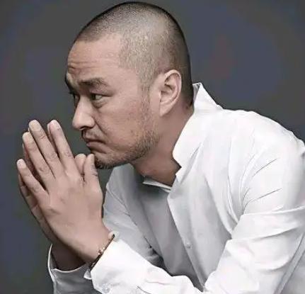 冯唐问董宇辉：“雍正为什么要杀年羹尧？”董宇辉说：“因为他飞扬跋扈，树敌太多！”