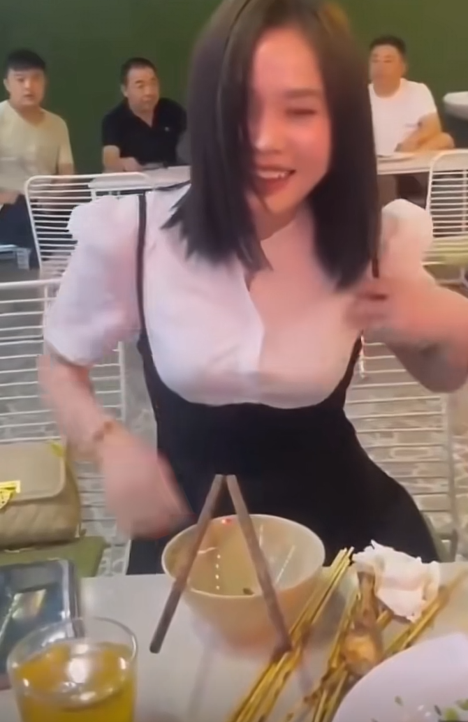 害的后面的大哥多喝了三瓶啤酒。