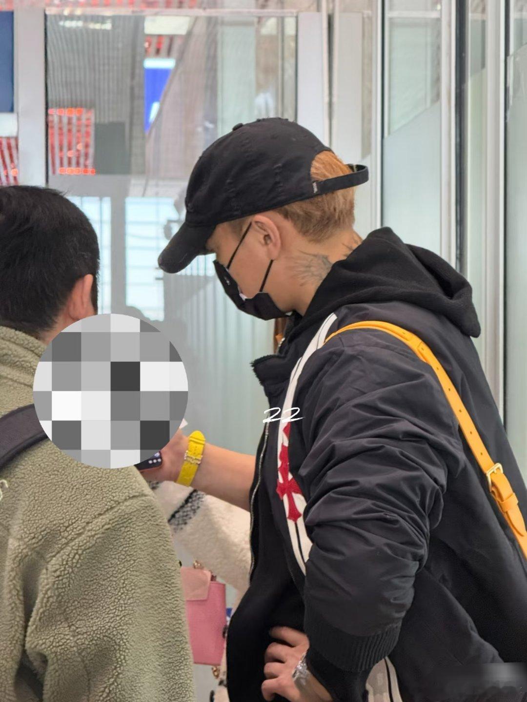 北京机场偶遇黄子韬徐艺洋，不会是要去澳门看王鹤棣演唱会吧北京机场偶遇黄子韬徐艺洋