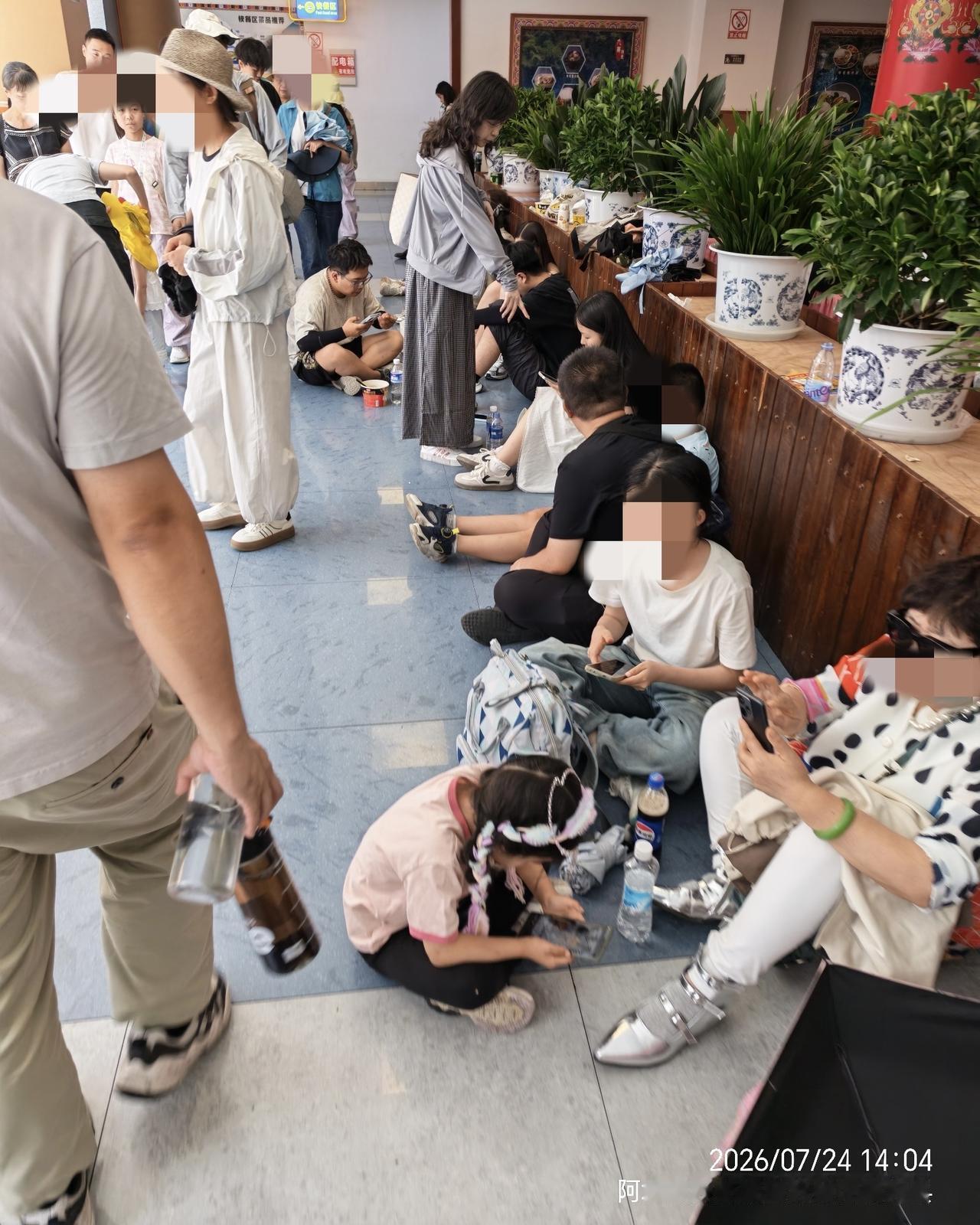 有网友发文，在九寨沟诺日朗，中午游客自带餐食只能坐在地上吃，进餐厅占用桌椅必须花