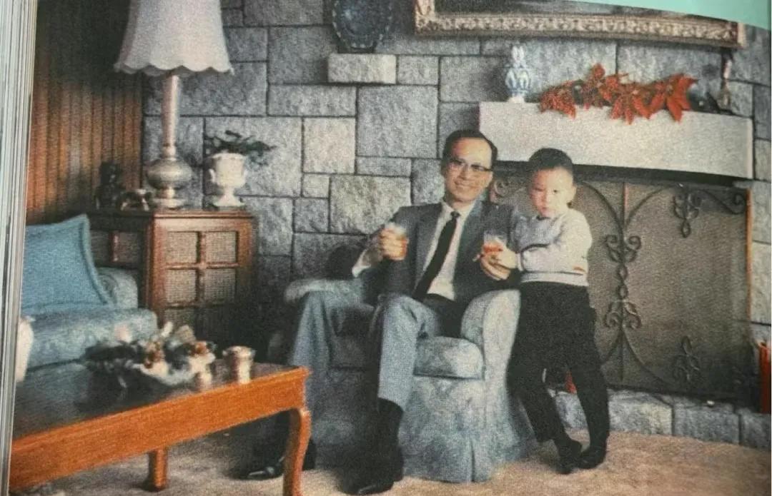 1968年，李嘉诚和4岁的李泽钜摄于家中