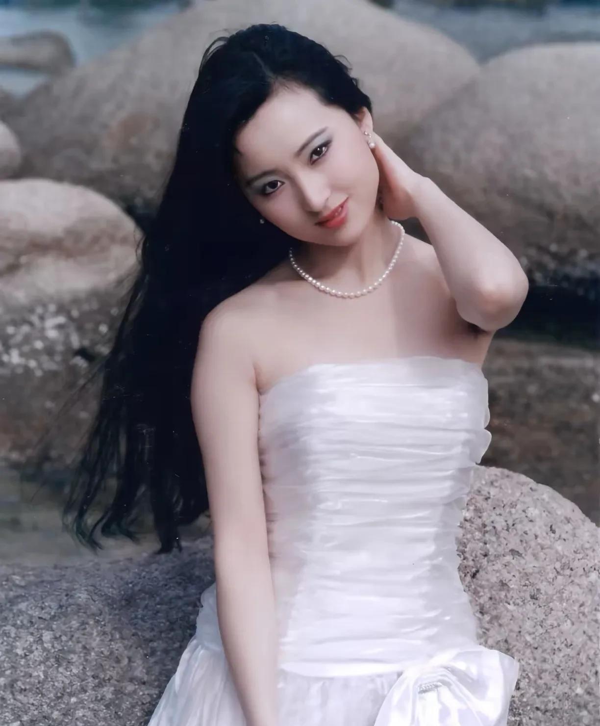 陈晓旭年轻时一张罕见的性感照片！照片里的她穿着白色裹胸嫉妒，长发飘飘，仿佛是落入