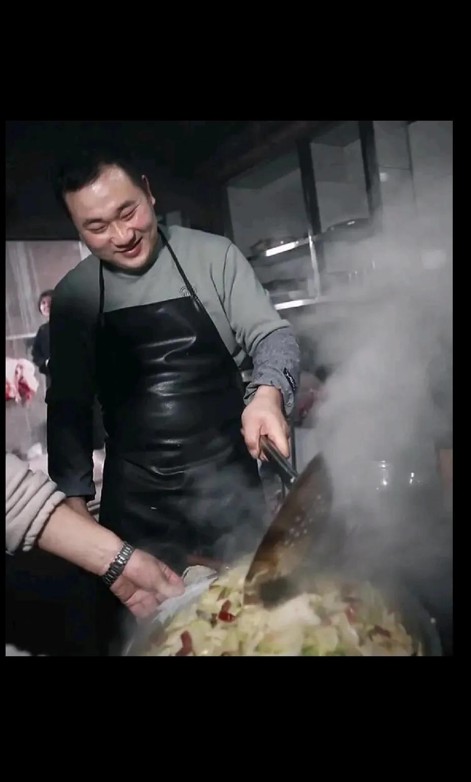 杀猪宴蕞有意思的人出现了，不是呆呆，不是洗碗的保时捷大哥，而是