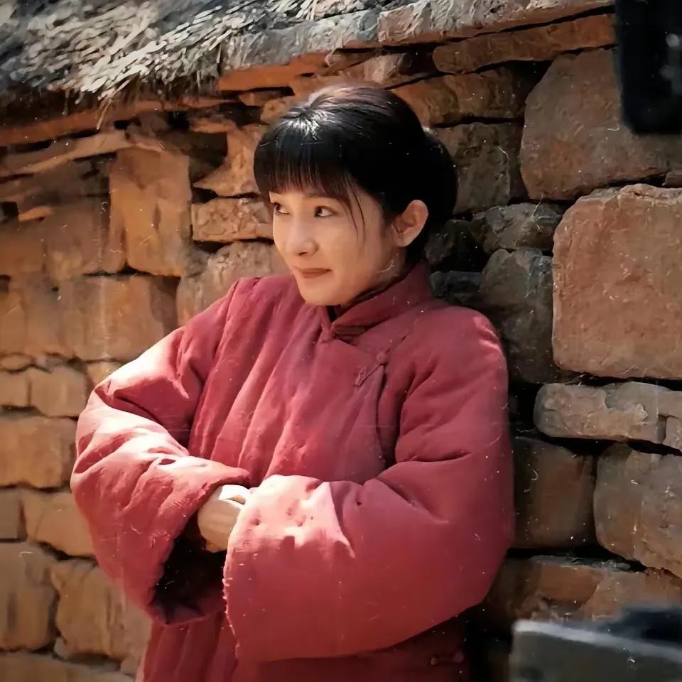 追剧《生万物》绣绣非常明理懂事，她学会融入大脚这个家庭，粗活重活都学着干。