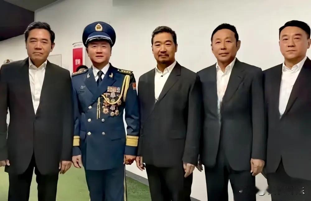 仔细一看，何冰虽然没有占C位，五人中名气也不是最大的，演技却是相当炸裂的。[赞]