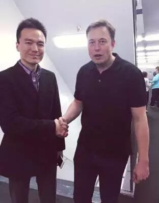 马斯克的自信与站姿无关，即使他腰没挺直，那自信气质还是不由自主地散发出来，实力强