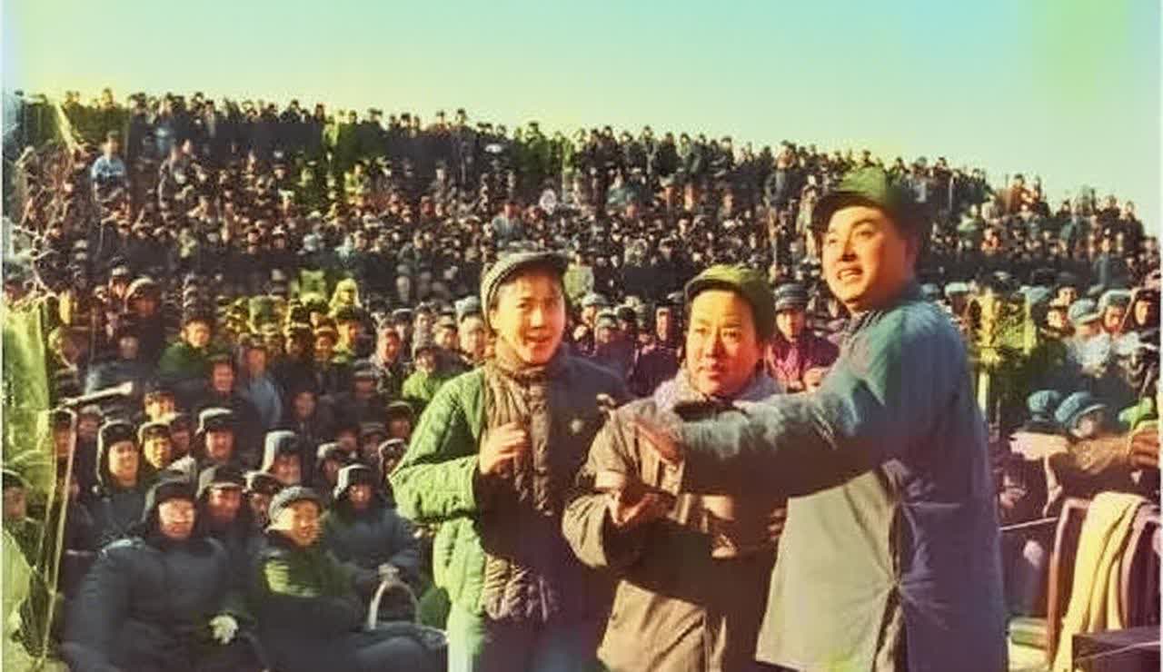 《红灯记》剧组下基层为老百姓演出，左边是饰演“铁梅”的刘长瑜、中间是饰演“李奶奶