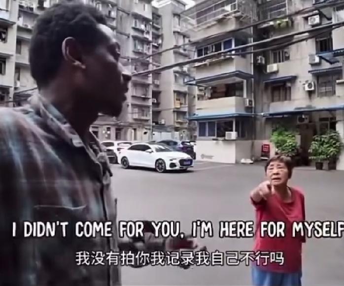 老外成都租房遇阻！成都大爷大妈联手护院，不让看房:没的看头，哪个都不敢租给你