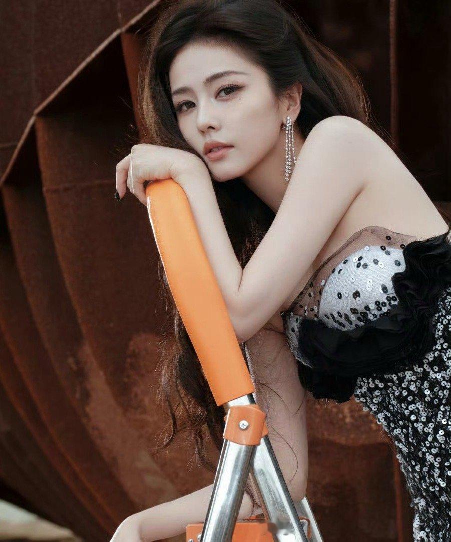 闵塔鲨给白鹿准备的裙子白鹿这套造型被吐槽了，妆发完美，裙子选的不好，白鹿的气质越