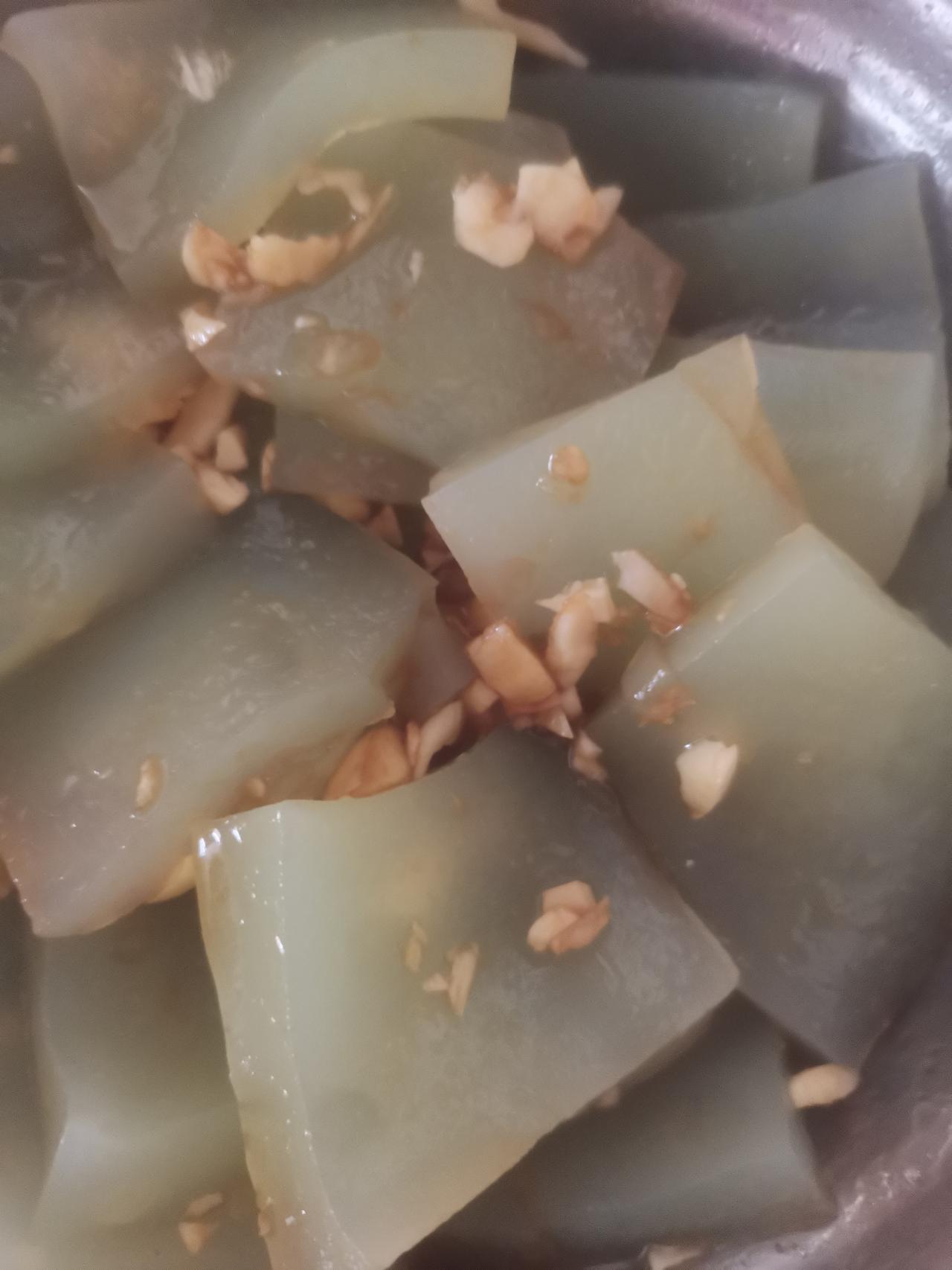 上午十点，去我妈家，我妈已切好了茄子，煮好了米粥。我到厨房，洗了一个香瓜，去