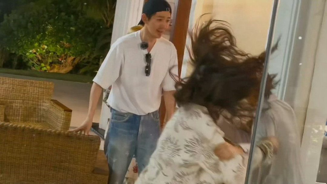 曝百妖谱主演邓为艾米邓为正在秘鲁拍摄芒果台综艺花儿与少年8哦！欢迎关注，路透就超
