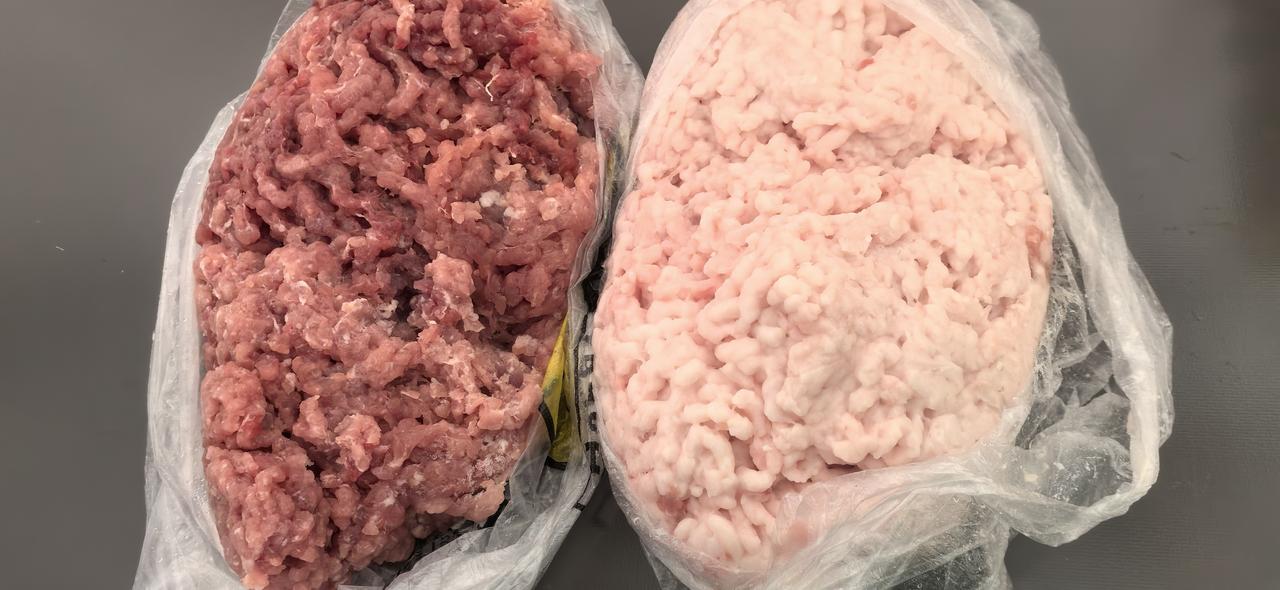 要用七瘦三肥的肉包饺子，肥肉和瘦肉分开买如果是猪肉，瘦肉部分选前腿肉，去皮去除